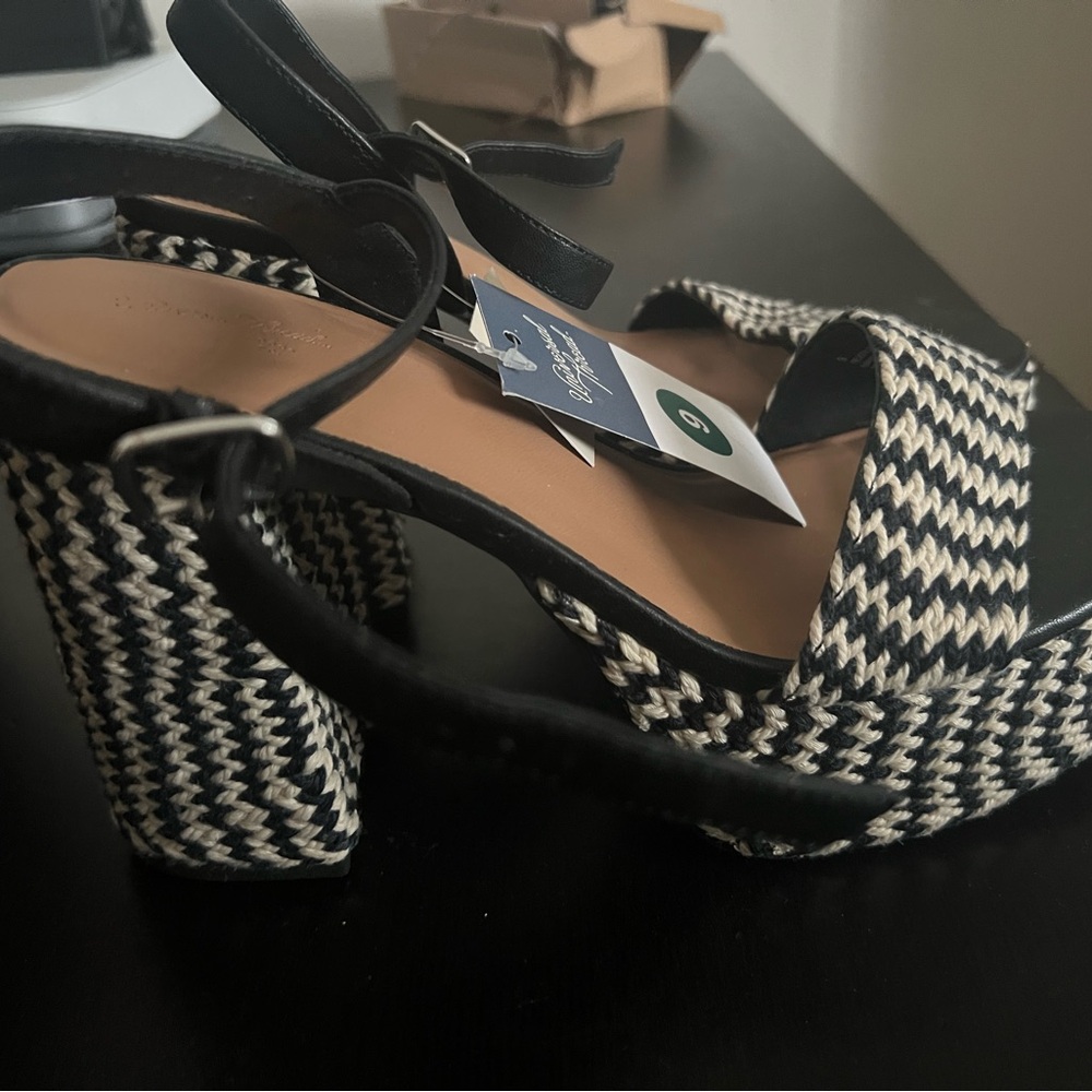 Universal Thread Black and Cream Patterned Heels